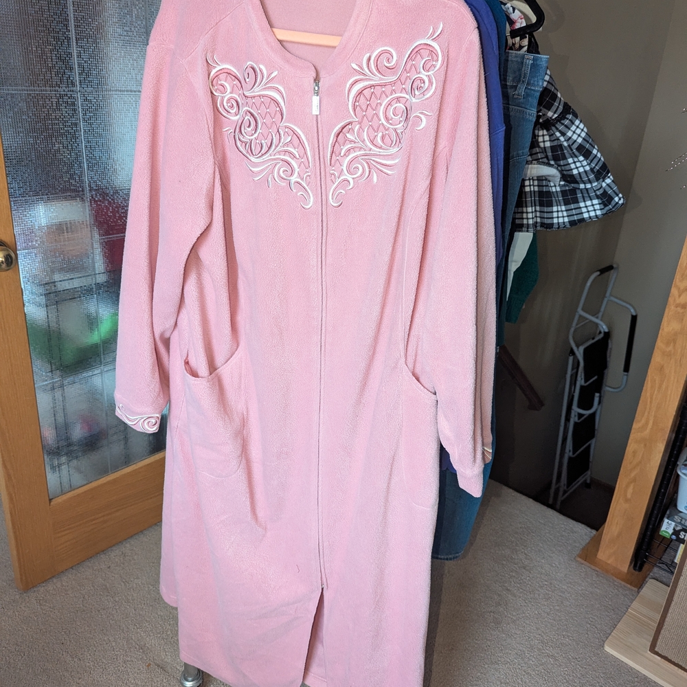 ⚡Bob Mackie Wearable Art Pink Embroidered Women's Robe - Picture 2 of 7